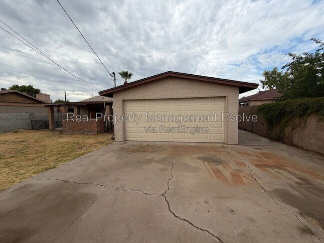 Building Photo - 2320 W Rose Ln