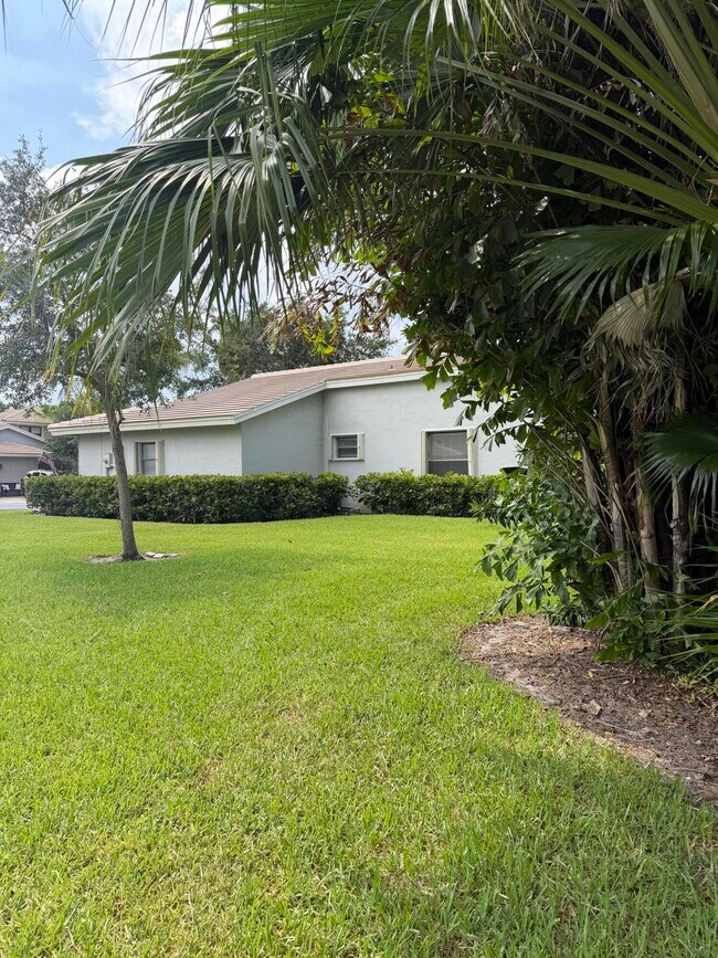 Building Photo - 608 Northshore Dr