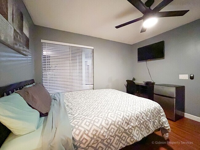 Building Photo - Beautiful 4/4 Condo in University Terrace