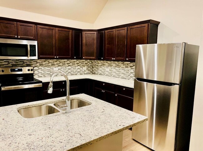 Building Photo - 808 Fallbrook Dr