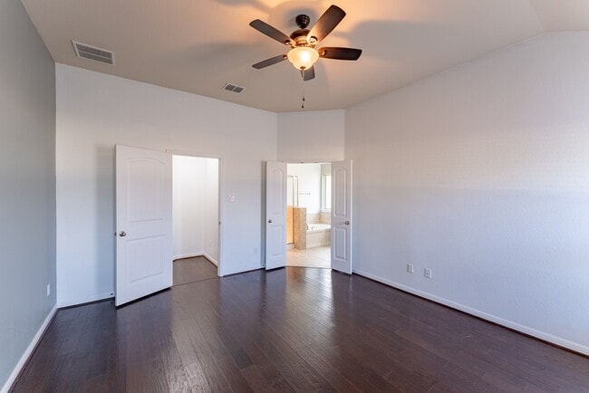 Building Photo - 448 Bottle Brush Dr