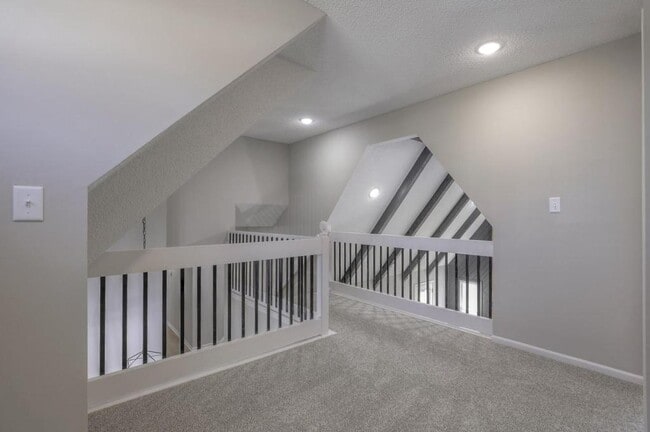 Building Photo - 1008 NW Roanoke Dr