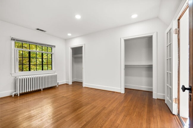 Building Photo - 3 Bed 2.5 Bath - Chevy Chase Colonial - Mo...