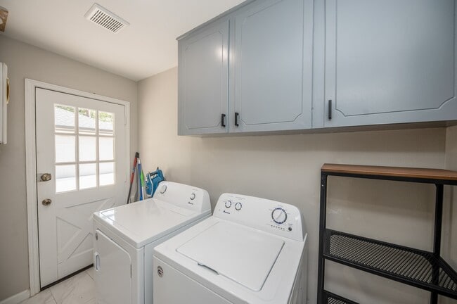 Building Photo - 926 Chantilly Ln