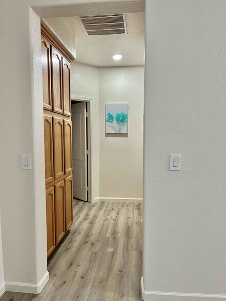 Building Photo - 7993 Bothwell Dr