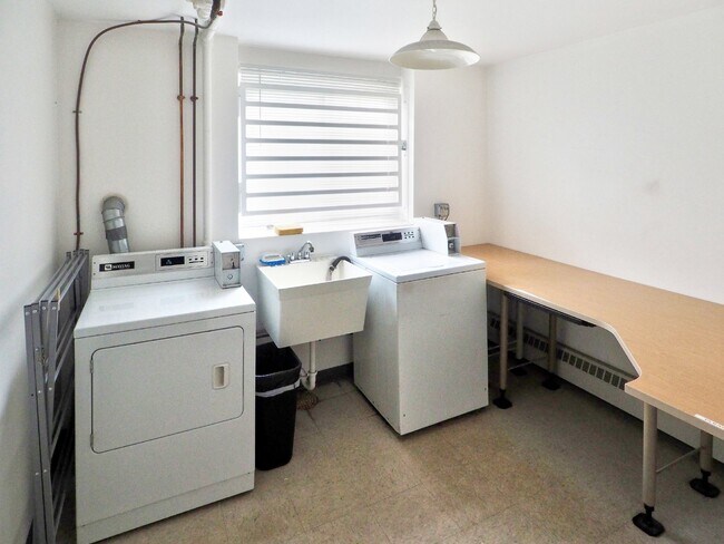 Building Photo - Clean and open 1 bedroom condo ready on Ju...