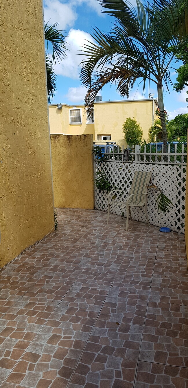 Building Photo - 365 NW 85th Ct