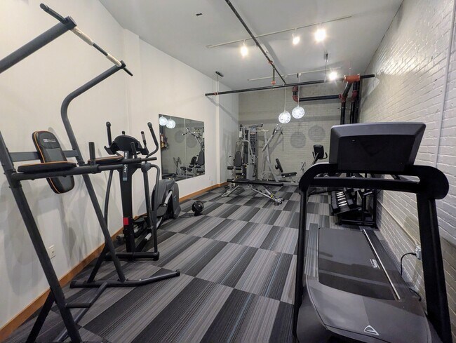 Building Photo - 523 Jackson St