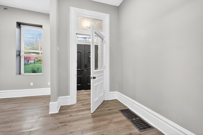 Building Photo - 517 Armandale St