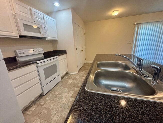 Building Photo - Cozy Rental Waiting For You!!