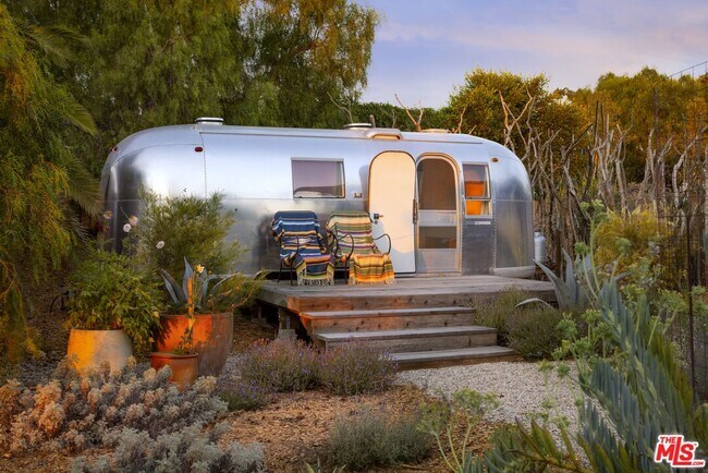 Building Photo - 5927 Busch Dr