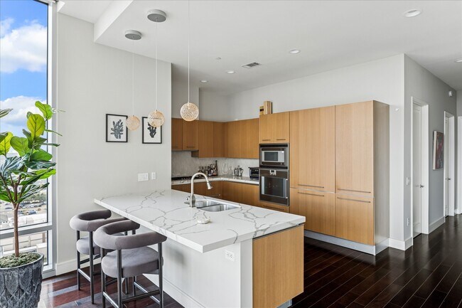 Building Photo - 2727 Kirby Dr