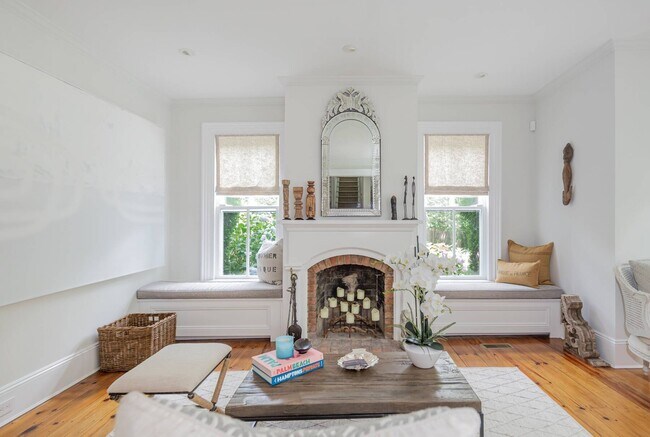 Building Photo - 135 Meeting House Ln