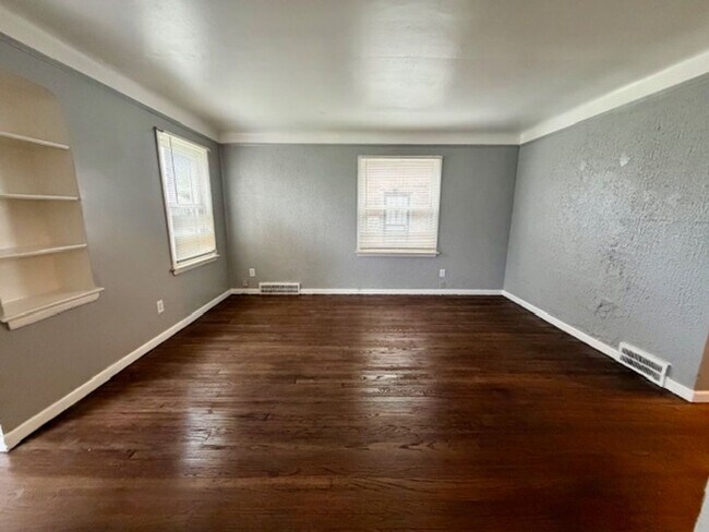 Building Photo - 2 Bedroom 1 Bath House For Lease
