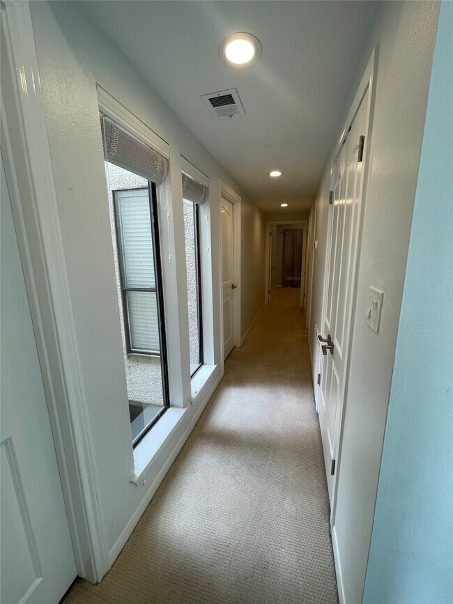 Building Photo - 6000 Sugar Hill Dr