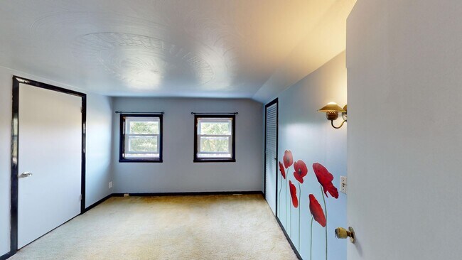 Building Photo - Country living in South Central! 3 bed/3 baths and large garage