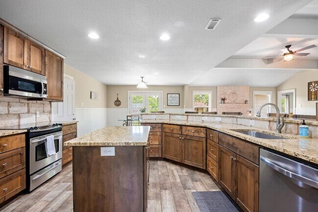 Building Photo - 801 John Knox Rd