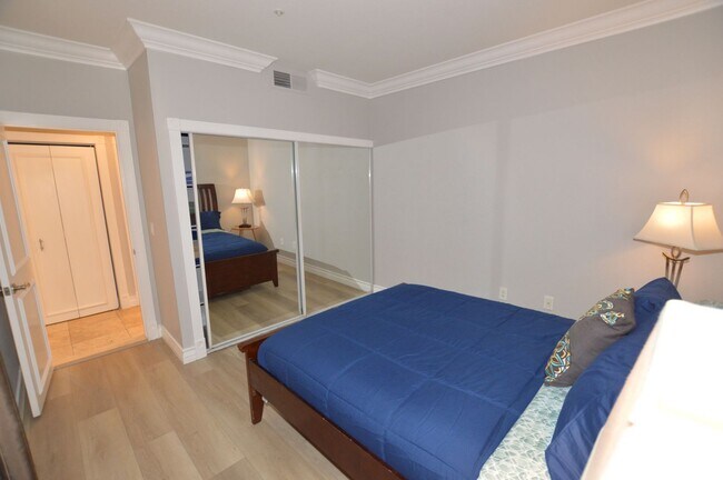 Building Photo - Meridian Furnished 2 Bd / 2 Ba Luxury Condo, Newly Renovated