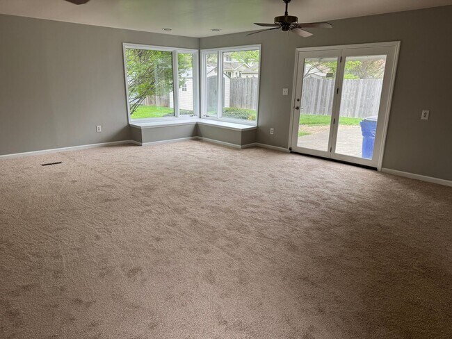 Building Photo - 3 Bedroom 1.5 bathroom Single Family Home, Upper Arlington Schools