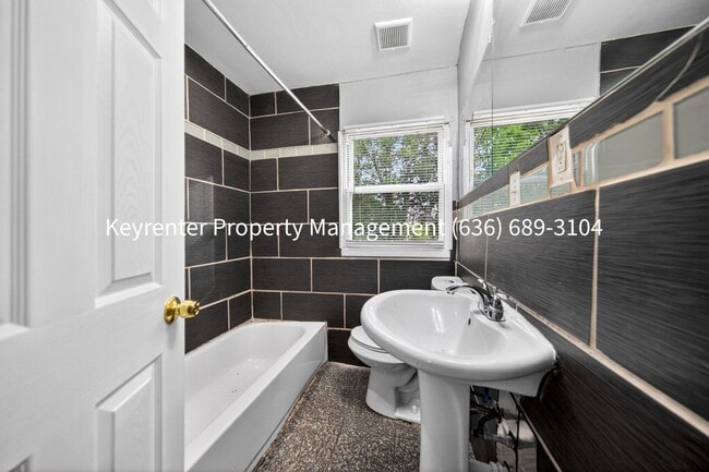 Building Photo - Cozy Renovated Home with Modern Finishes & Yard Space