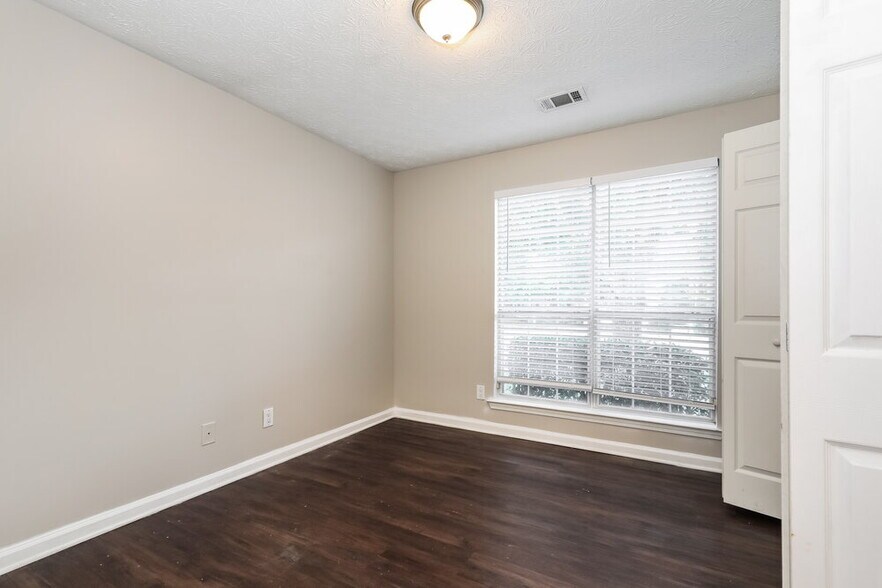 Building Photo - 454 Village Cir