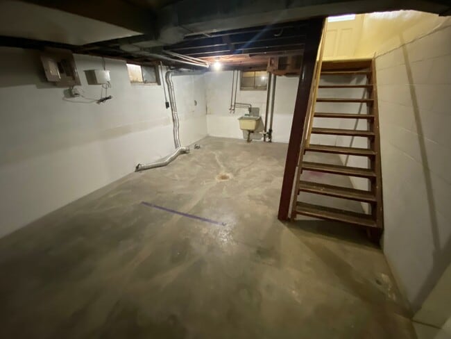 Building Photo - Charming Woods Park Home | 2 Bed | Fenced Yard | Garage | $1800/mo