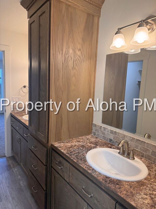 Building Photo - 827 17th Ave S