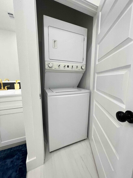 Building Photo - 2216 Dyson St