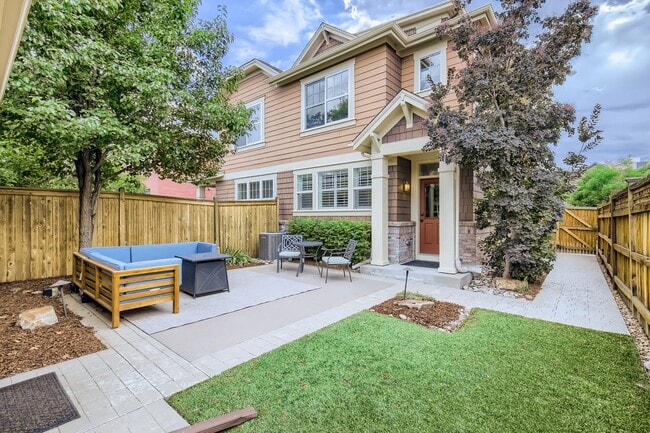 Building Photo - Long Realty & Property Management - Wonderfully Located Townhome in Great Neighborhood