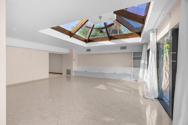 Building Photo - 2100 Cocoanut Rd