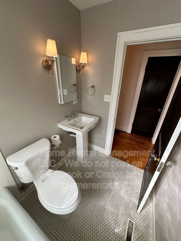 Building Photo - 207 W 51 Terrace