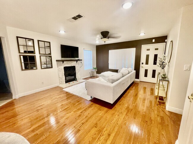 Building Photo - Beautiful Fully Furnished 2 bedroom 2 bath condo for rent!