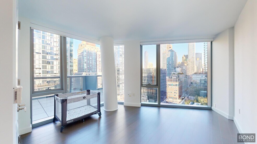 Building Photo - 635 W 59th St