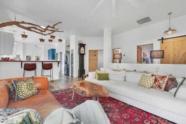 Building Photo - 53980 Avenida Mendoza