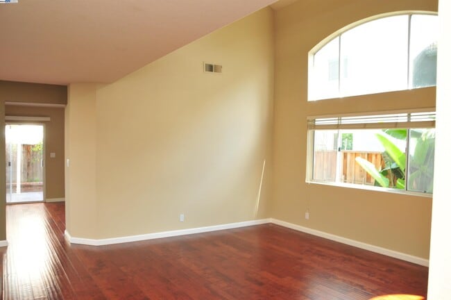 Building Photo - 275 Woodruff Way