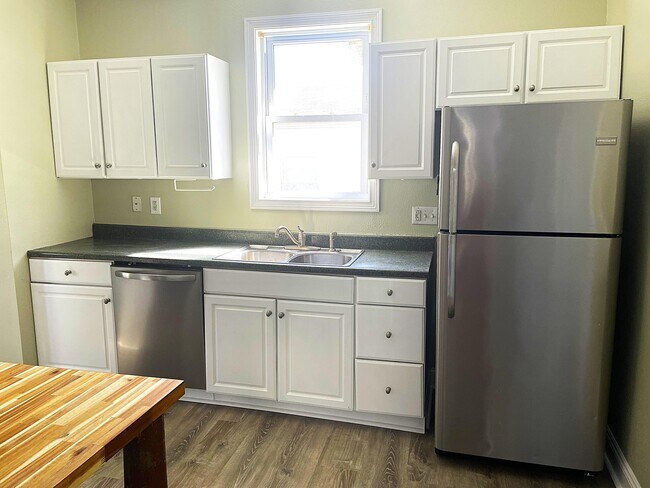 Building Photo - 264 W 8th St