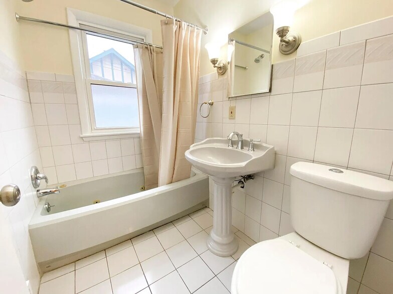 Building Photo - 1919 E 38th St