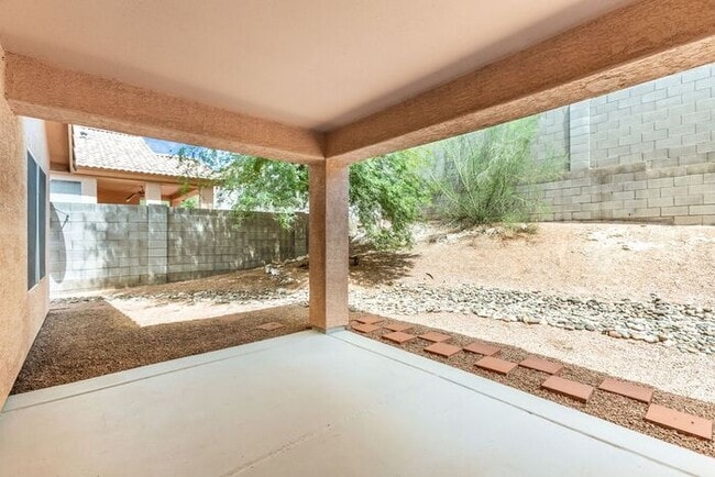 Building Photo - Enjoy an open floor plan with all appliances!