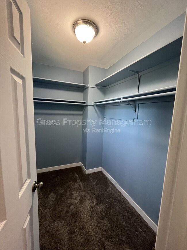 Building Photo - 3054 S Fraser St