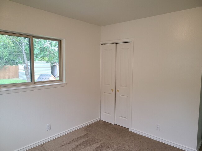 Building Photo - 4406 Desert View Dr