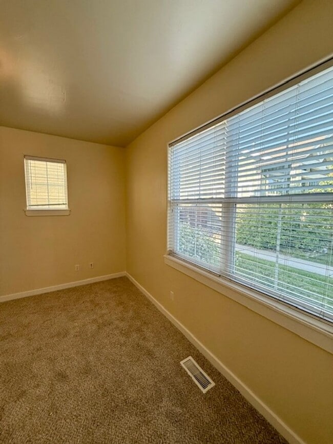 Building Photo - 3 Bedroom 3 Bathroom House Located Near a ...