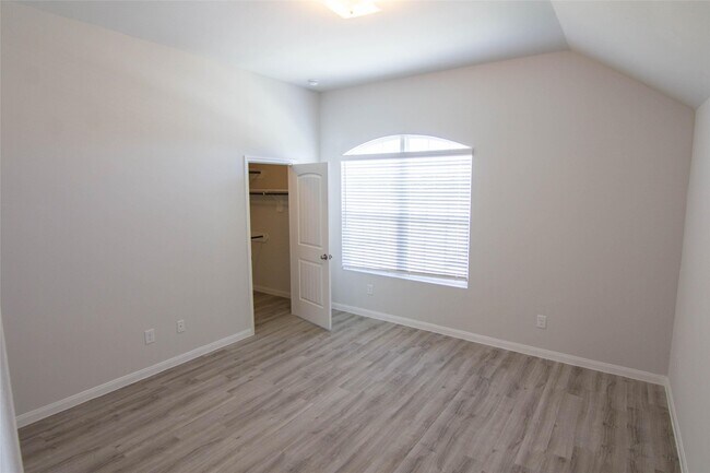 Building Photo - 24331 Amaldi Ct