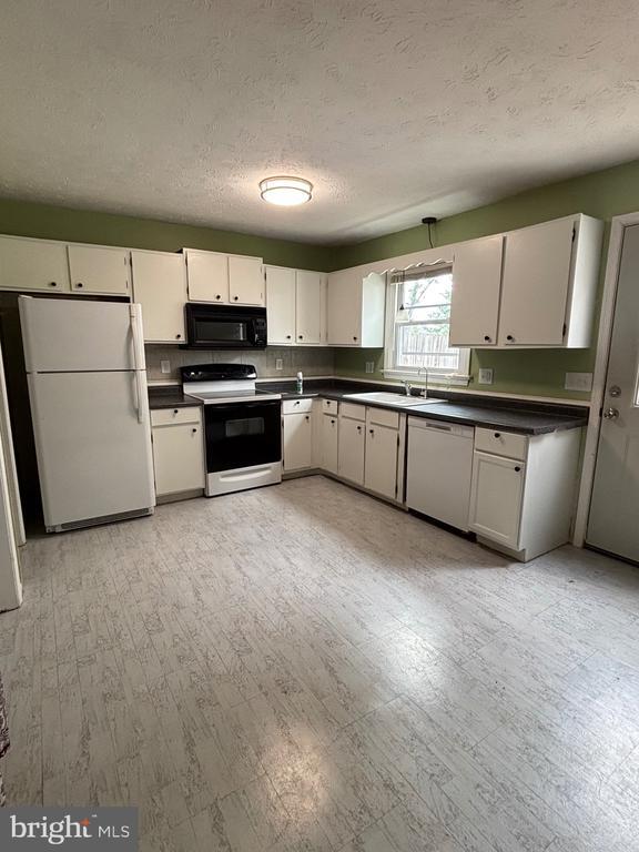 Building Photo - 402 Carroll Dr