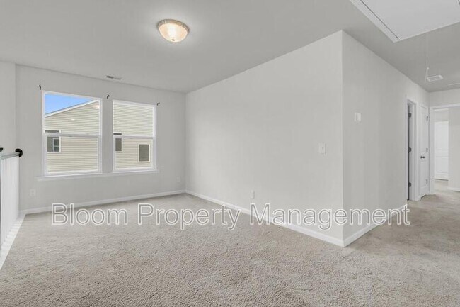 Building Photo - 450 Carrara Dr