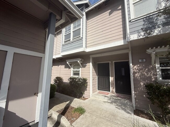 Building Photo - BACK ON MARKET: 2-Bedroom Martinez Townhom...