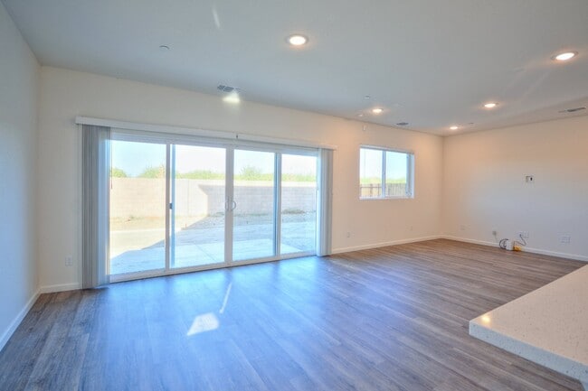 Building Photo - 656 Cheshire Dr