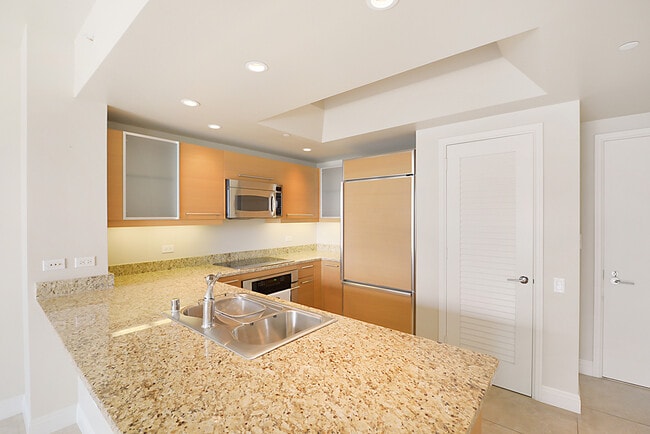 Building Photo - Turnberry Towers 2105W-Stunning City Views...