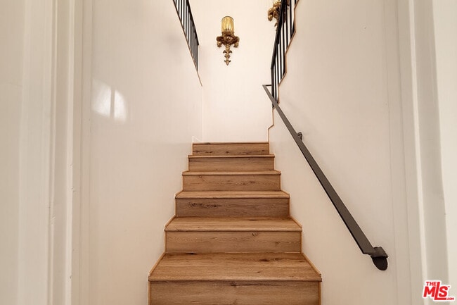 Building Photo - 1174 Coldwater Canyon Dr