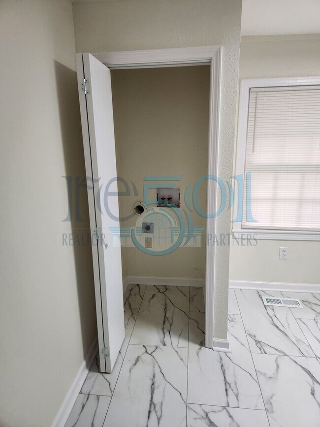 Building Photo - Elm, 200-202 N. Duplex