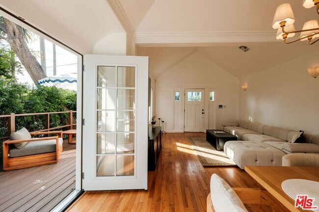 Building Photo - 866 N Doheny Dr